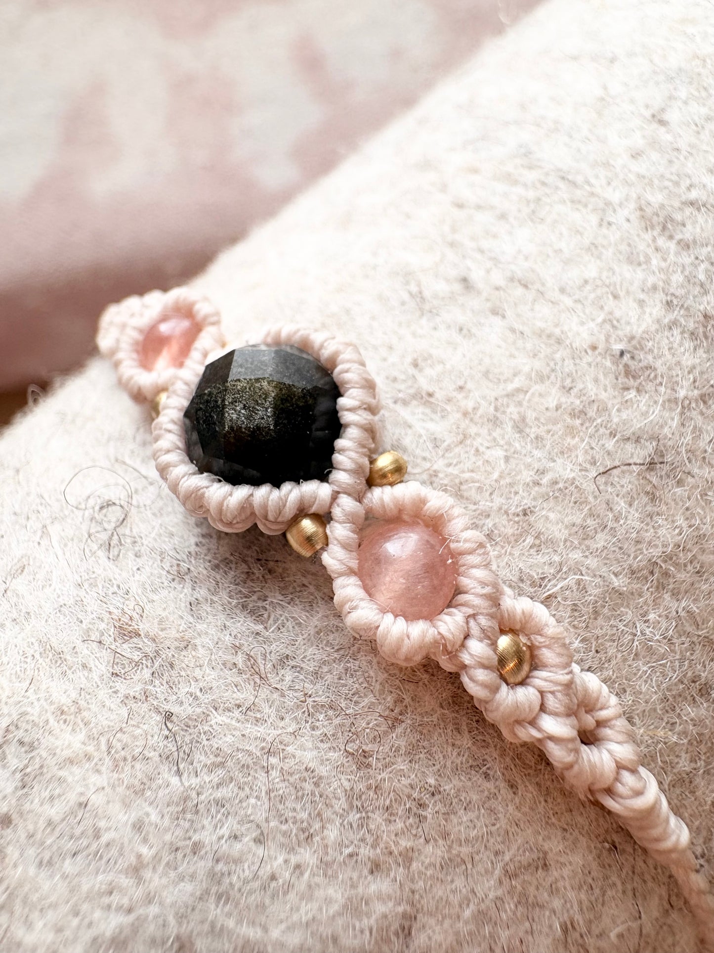 Handgemaakte macramé armband met gouden onyx en zonnesteen