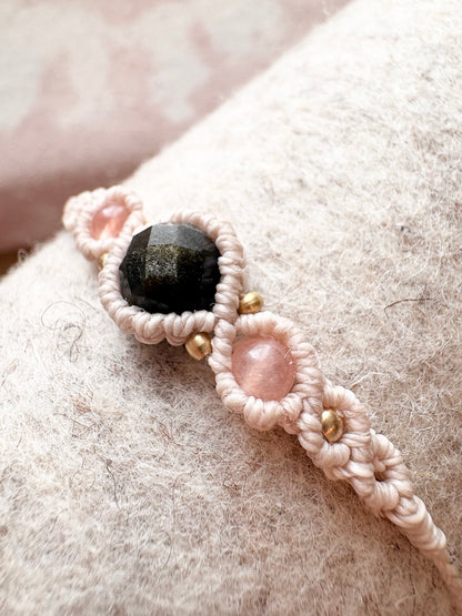 Handgemaakte macramé armband met gouden onyx en zonnesteen
