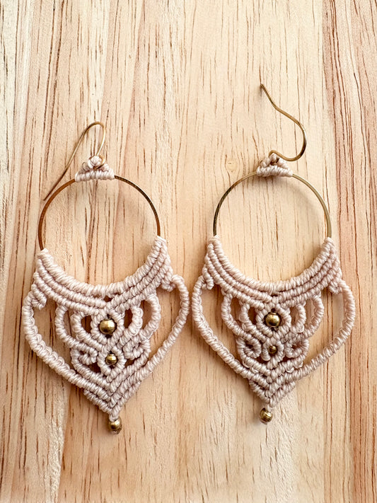Sacred ivory - Handgemaakte macramé oorbellen - licht beige met messing kralen
