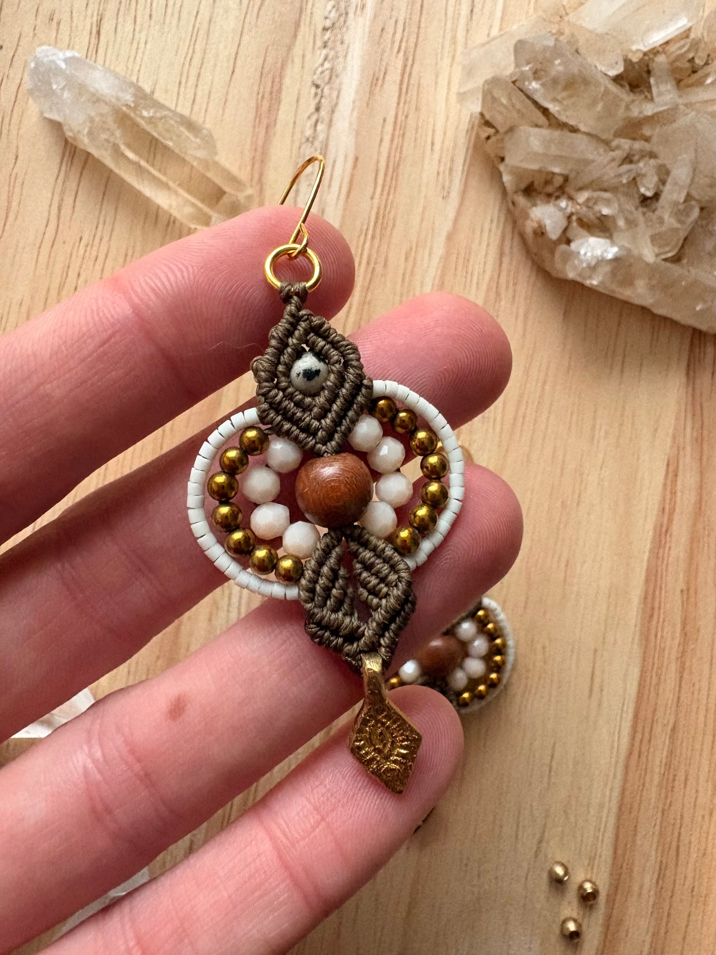 Macramé oorbellen - Houten kraal met dalmatiër jaspis en hematiet