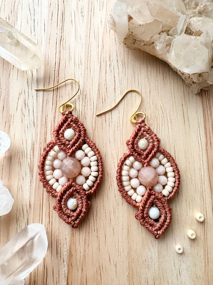 Solar bloom - handgemaakte macramé oorbellen met zonnesteen en amazoniet