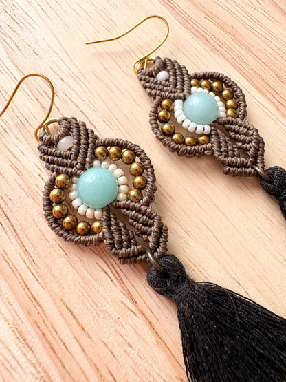 Sofereign flow - handgemaakte macramé oorbellen met amazoniet en hematiet