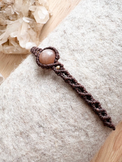 Handgemaakte macramé armband met zonnesteen