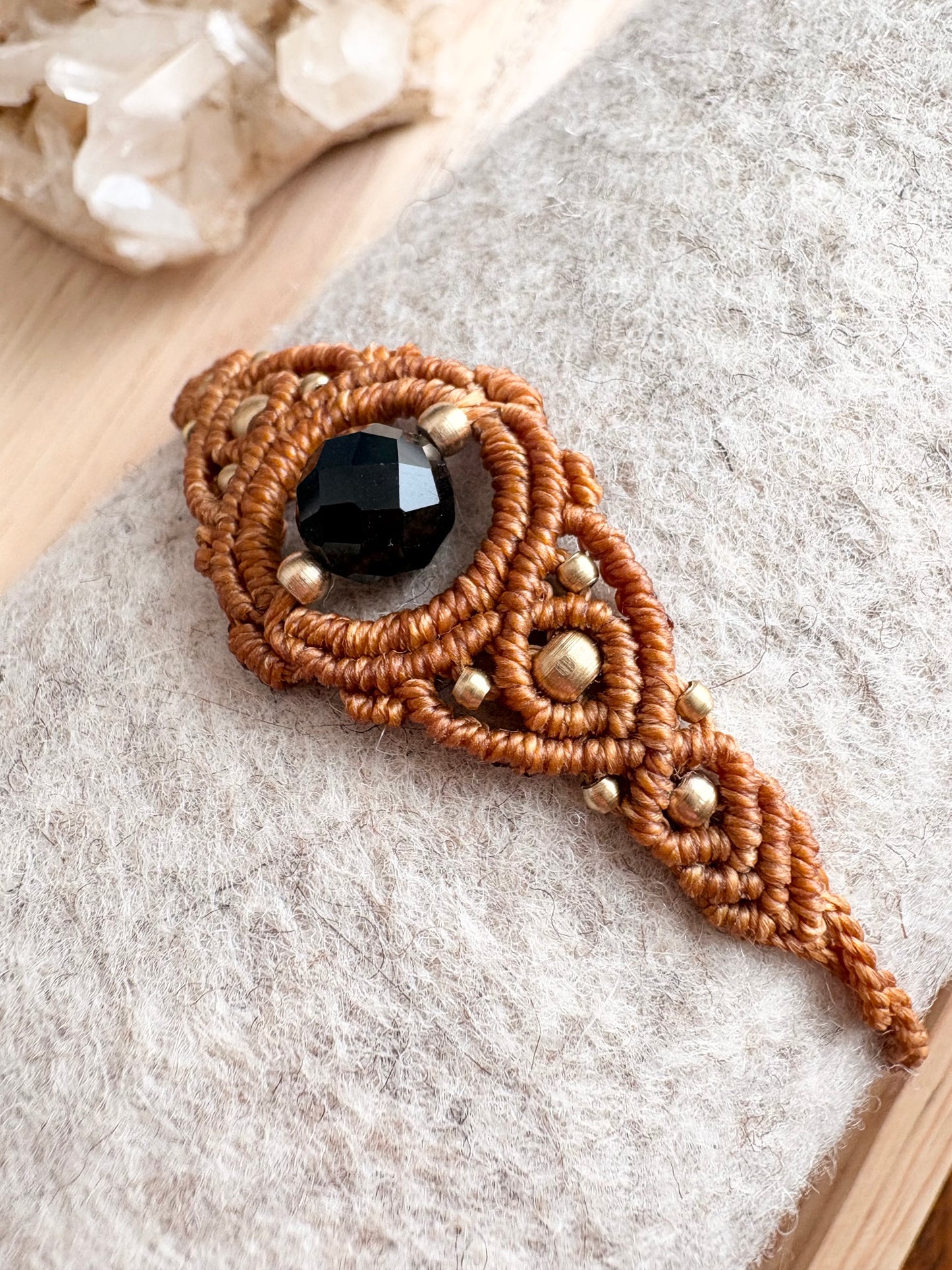 Handgemaakte macramé armband met gouden onyx
