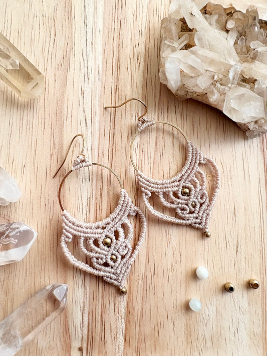 Sacred ivory - Handgemaakte macramé oorbellen - licht beige met messing kralen