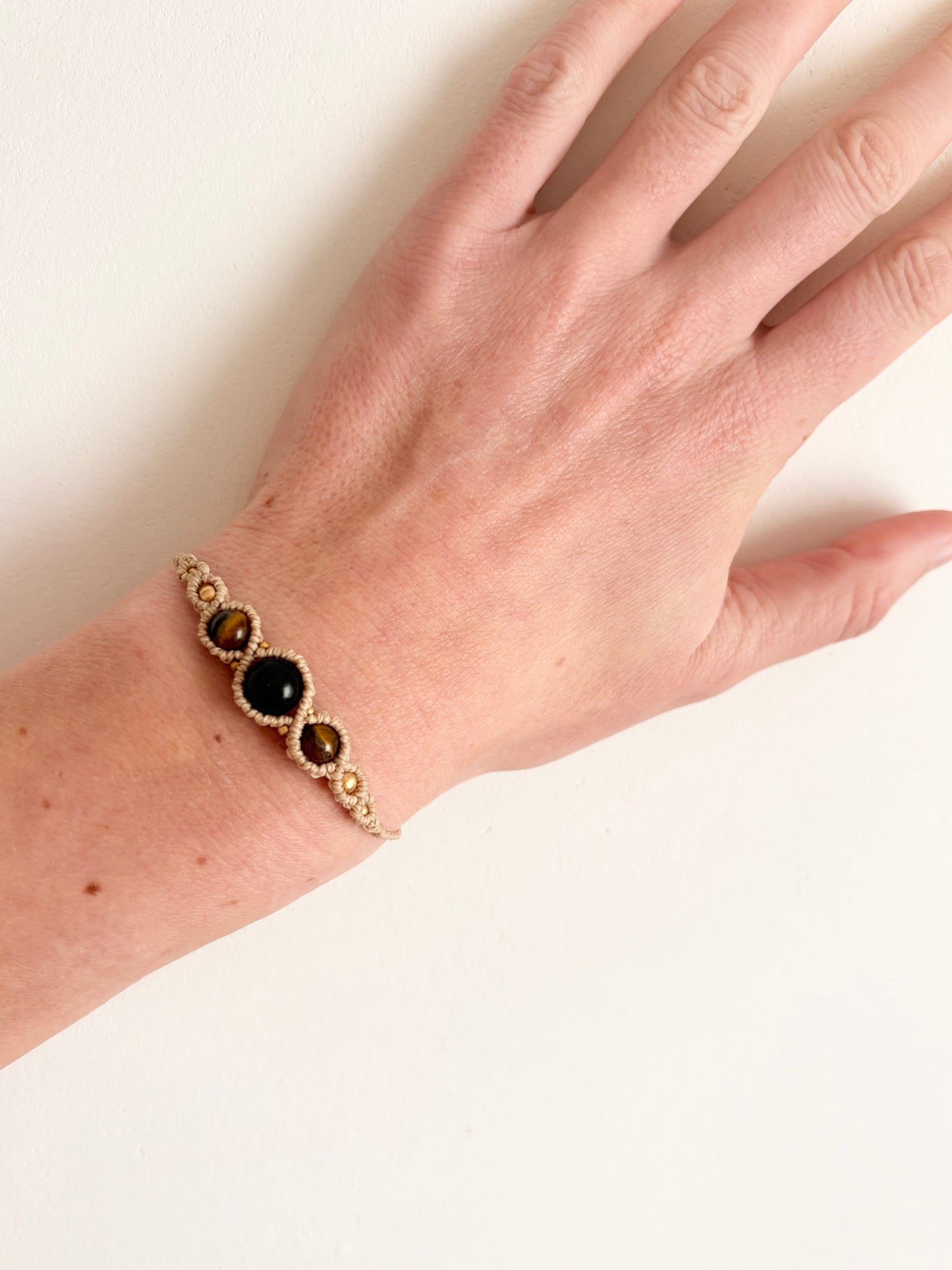 Handgemaakte macramé armband met tijgeroog