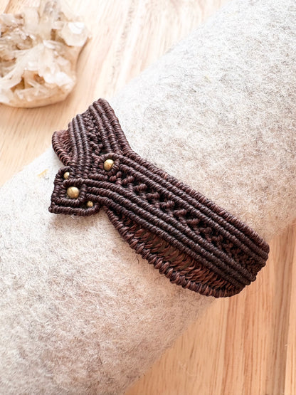 Handgemaakte macramé armband bruin met messing kralen